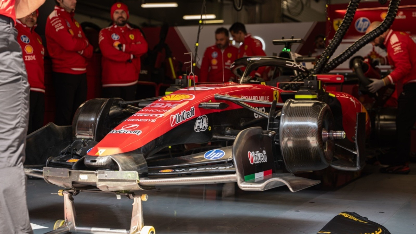  és  - Itt a Ferrari első nagy dobása: teljesen átszabták az SF-26 első szárnyát (fotó)