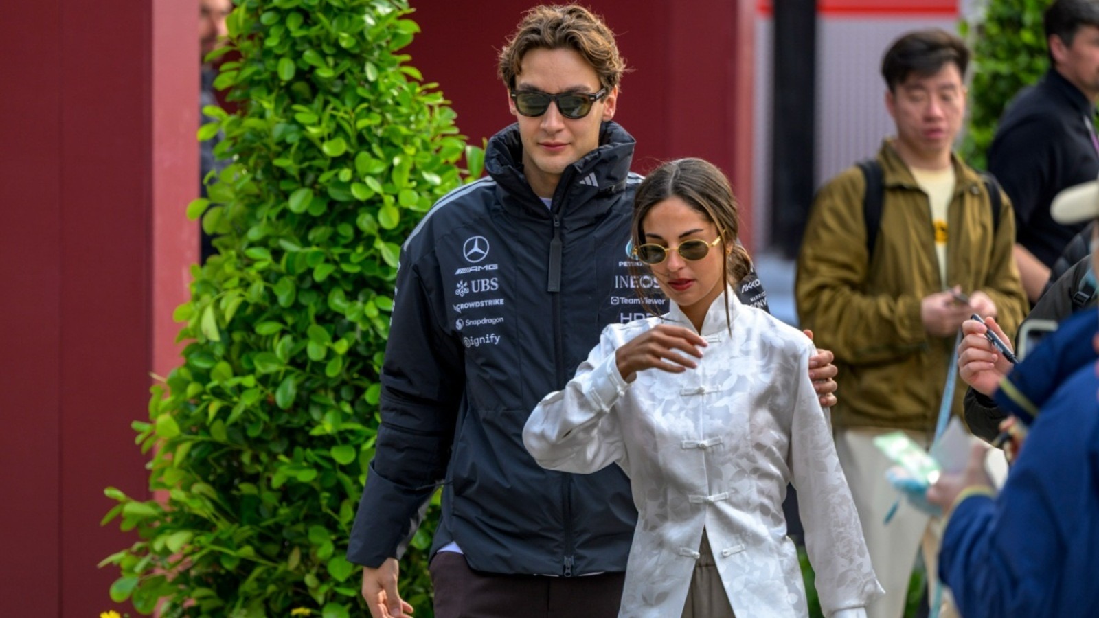  és  - Bármit megtehetnek a pályán: Furcsa helyzetről számolt be a Mercedes sztárja