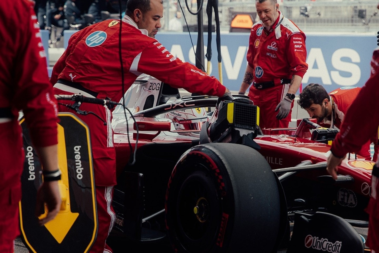  és  - Váratlan pilóta bukkant fel a Ferrari fioranói esőgumi-tesztjén
