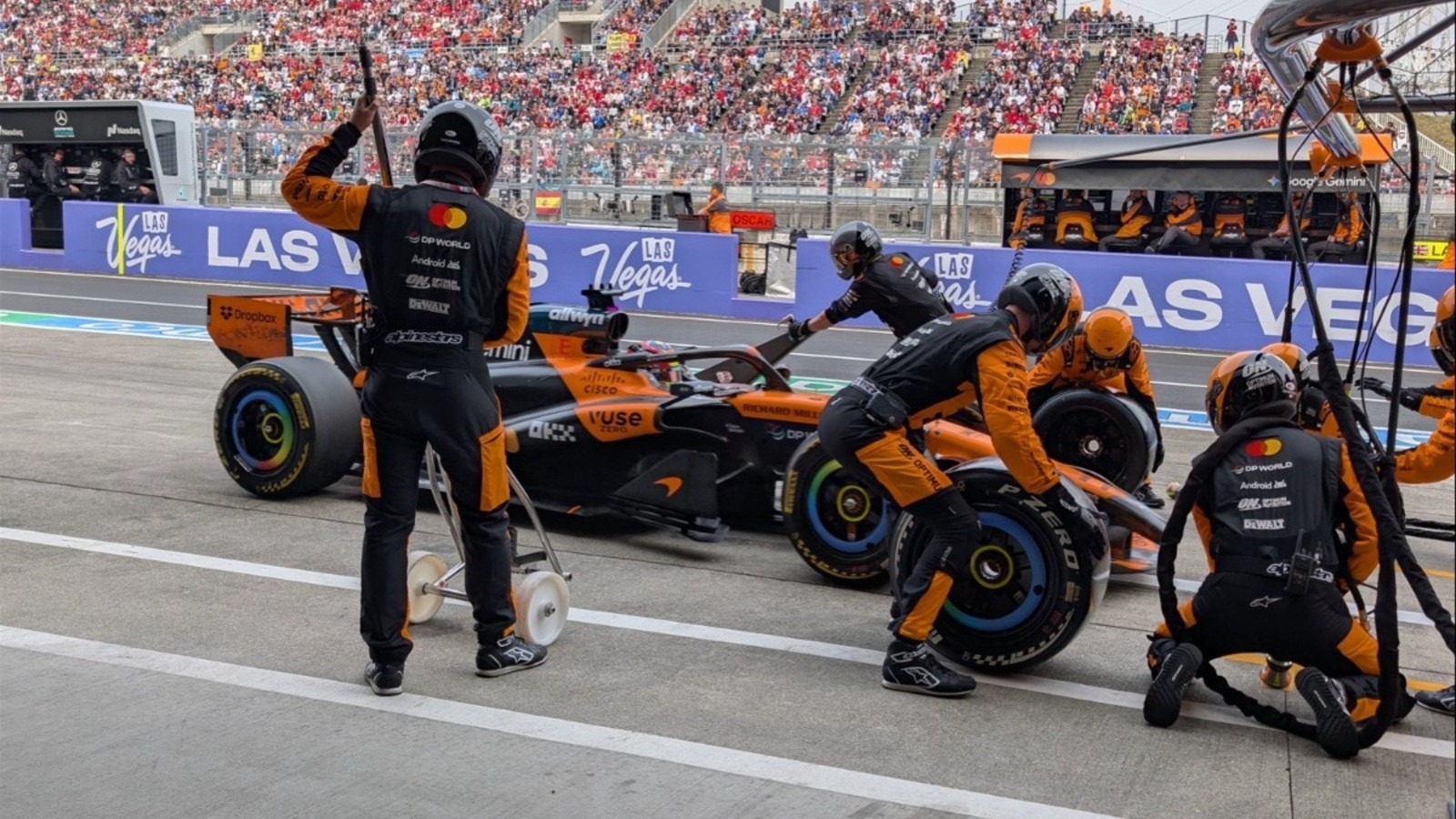  és  - Szakértő: ez lehet a hétvége, amikor a McLaren ráijeszt a Mercedesre