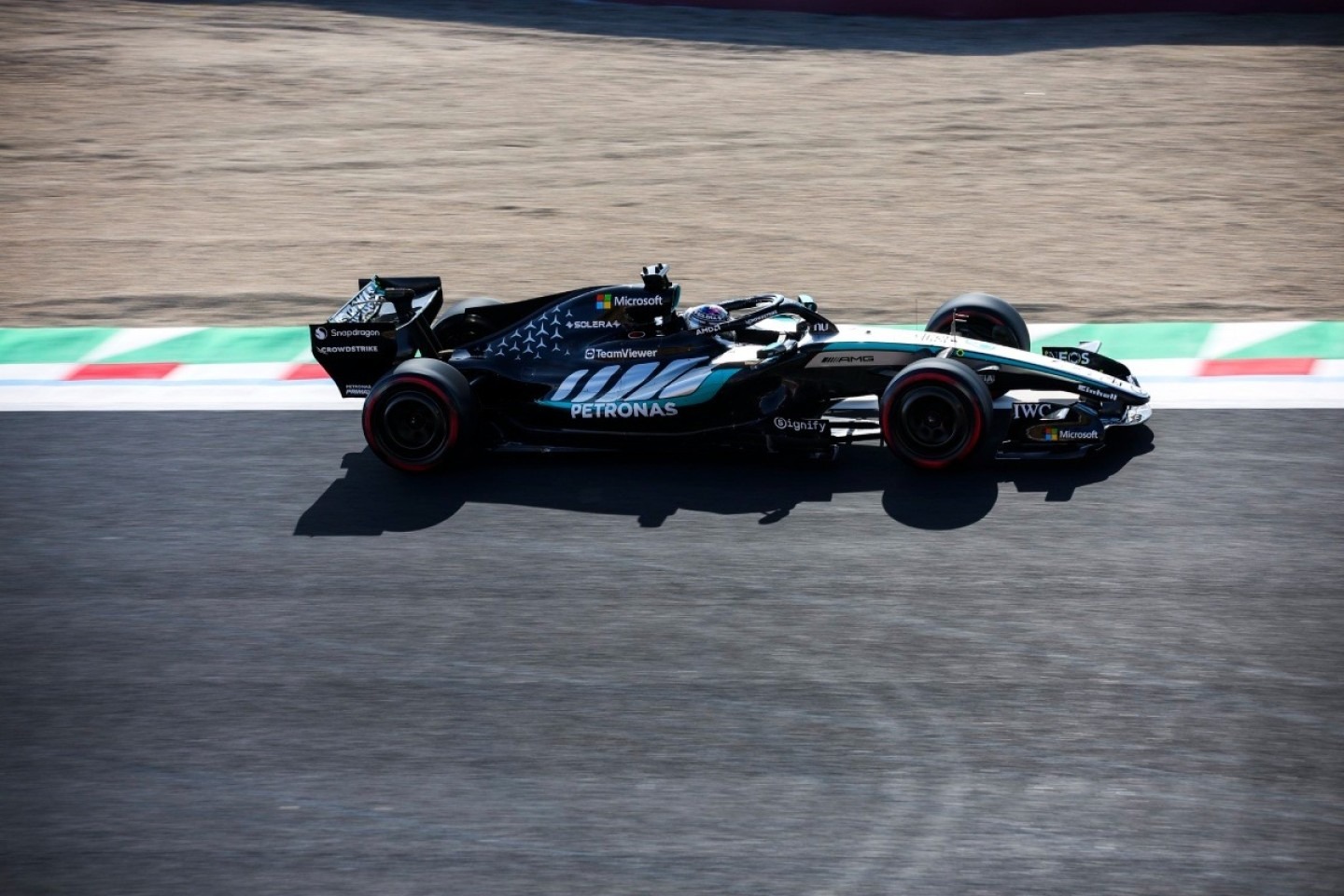 és - Extrém trükkel játssza ki a szabályokat a Mercedes és a Red Bull