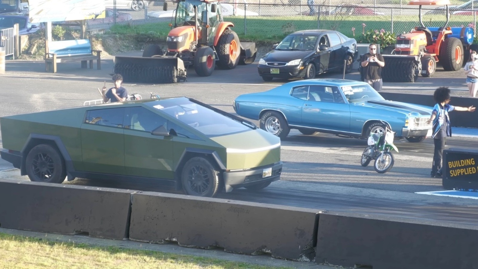 Lenyomta az öreg V8-as a Tesla csúcsmodelljét a gyorsulási versenyen (videó)