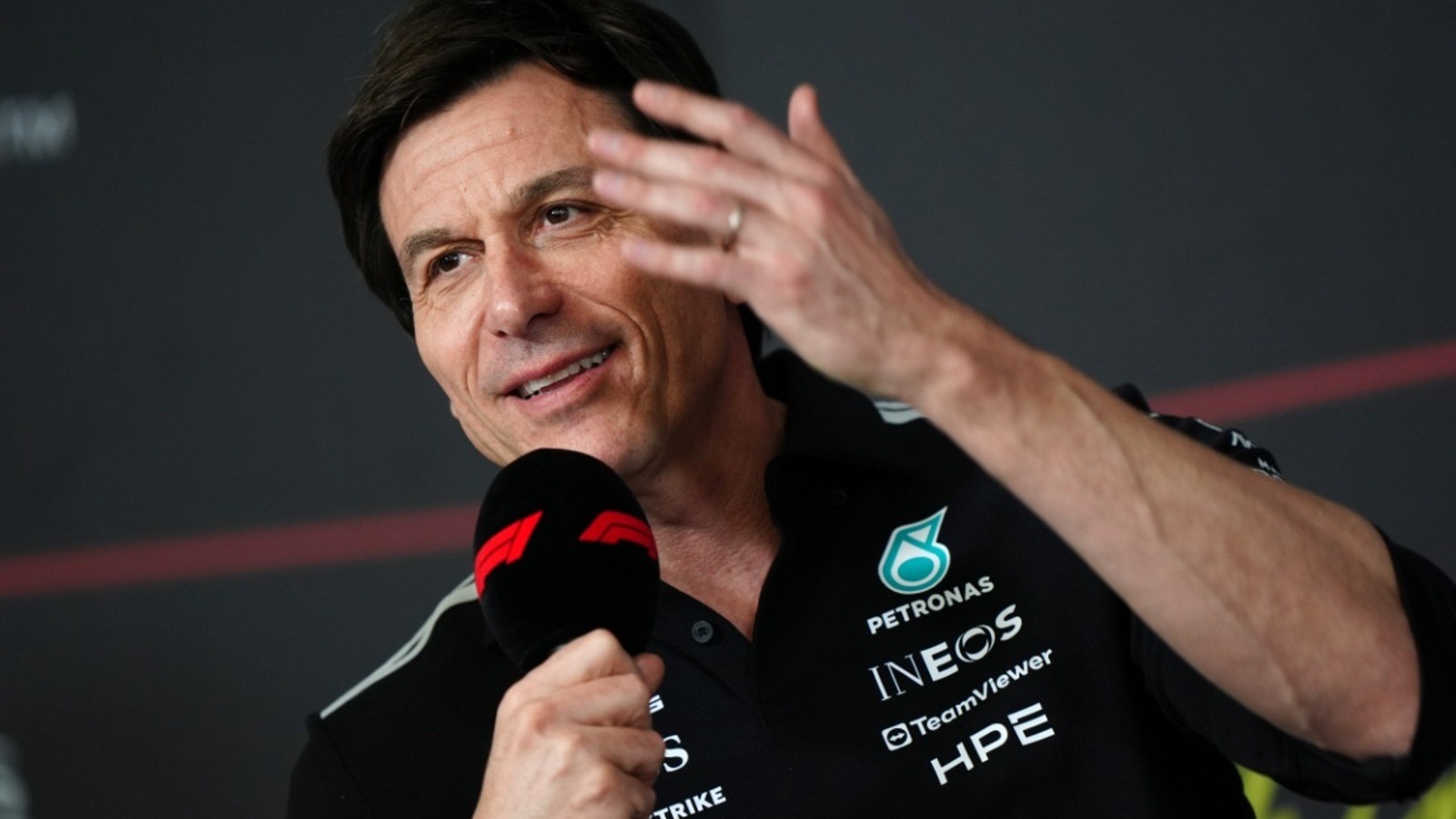  és  - Wolff: „Ha csak egyetlen ember is van, akinek nem tetszett a mai futam, az inkább bújjon el”