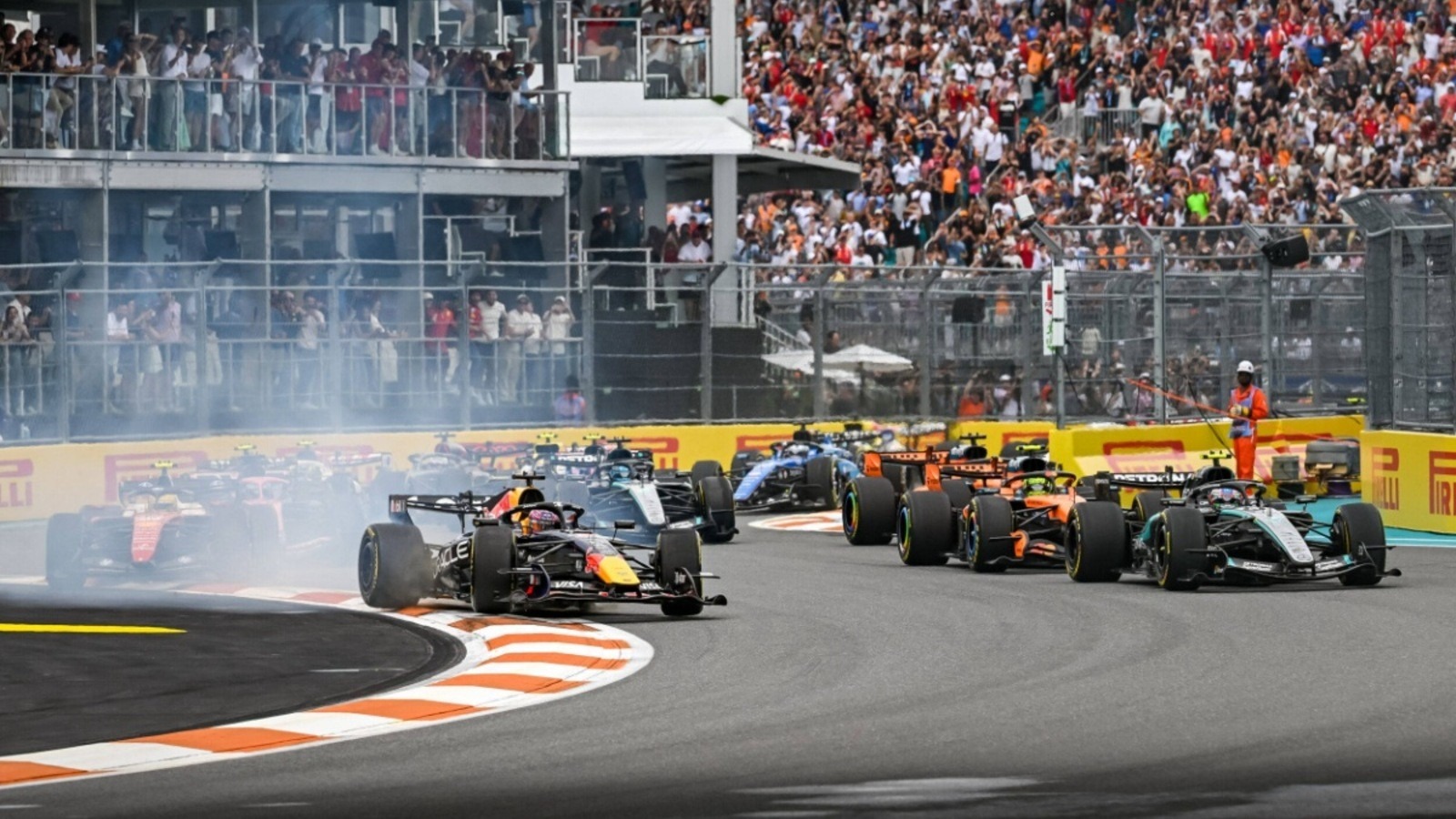  és  - Hajszálon múlt a baleset Miamiban, zseniális reflexekkel mentett Verstappen