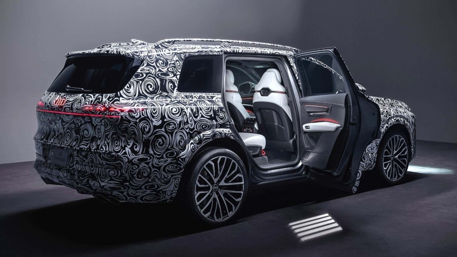 Az Audi megmutatta a Q9 belsejét, hatalmas térrel és trükkös üvegtetővel érkezik