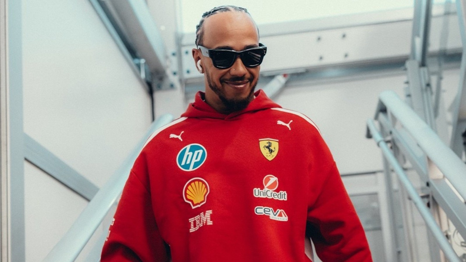 - Ebben a látványos szettben jelent meg Lewis Hamilton a Kanadai Nagydíjon – ő maga a divat (fotó)