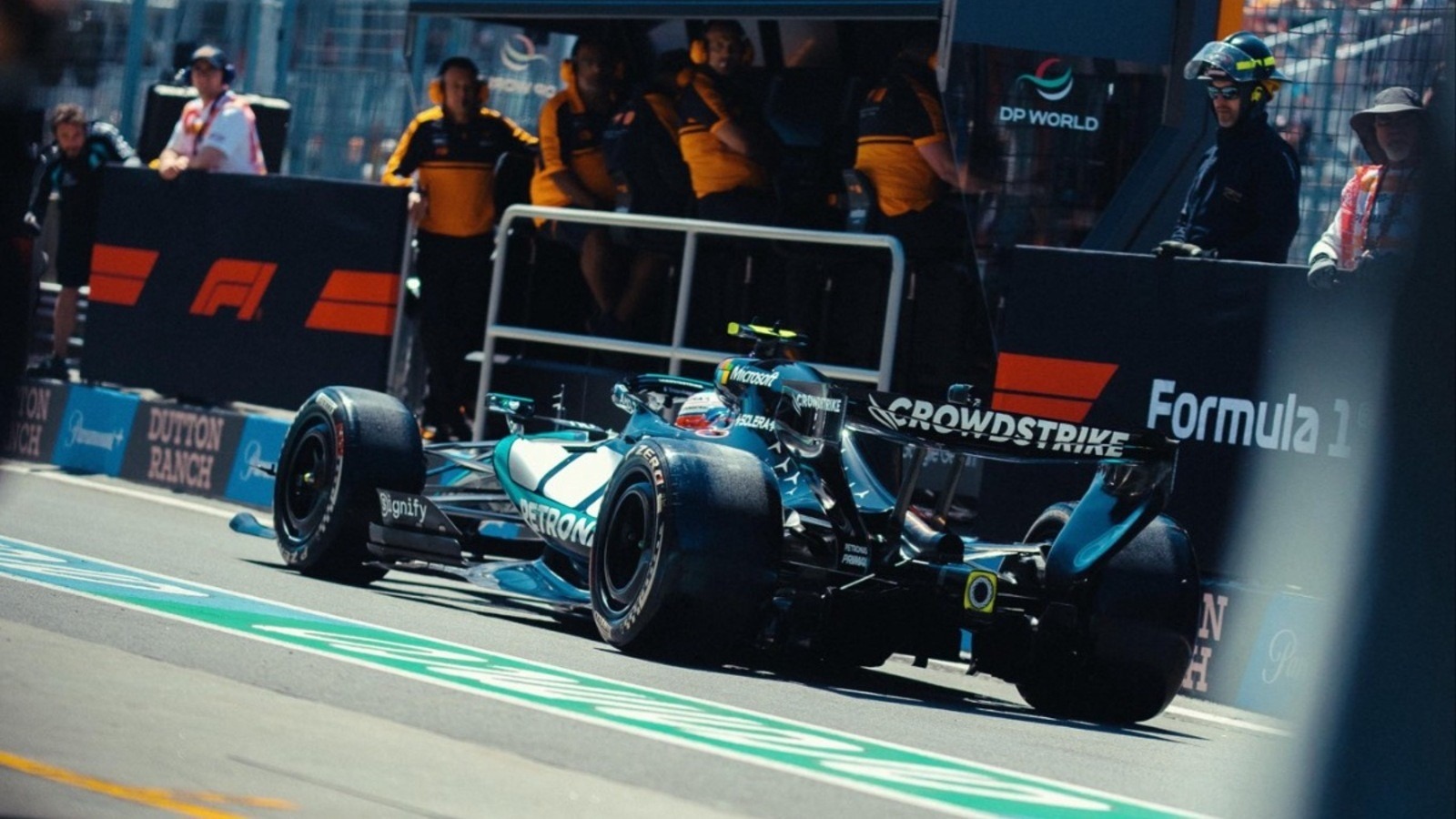 és - F1: Átgázolt a mezőnyön a Mercedes, állatot gázolt a Williams a káoszba fulladt kanadai szabadedzésen