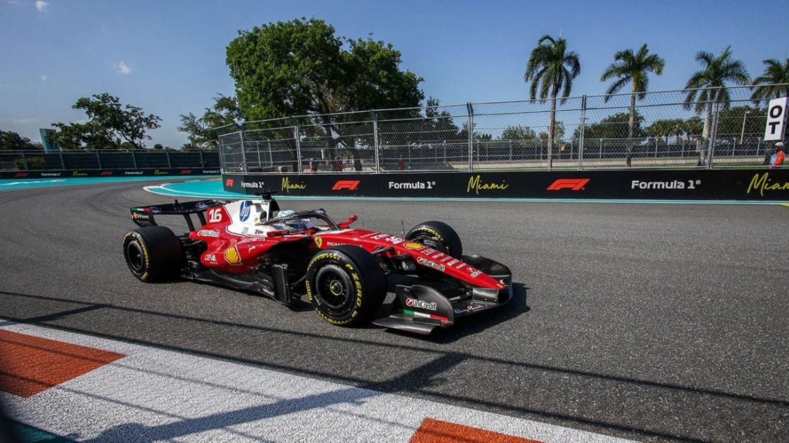  és  - Összeomlott a Ferrari a legfontosabb pillanatban, Hamilton értetlenül áll az események előtt
