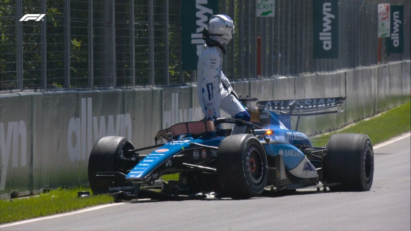  és  - Mormotával ütközött Albon, a Williams most vesszőt fut az idővel