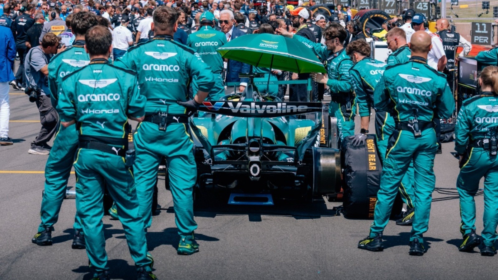  és  - Teljesen szétesett az Aston Martin, Alonso alatt már a felvezető körön is leállt az autó