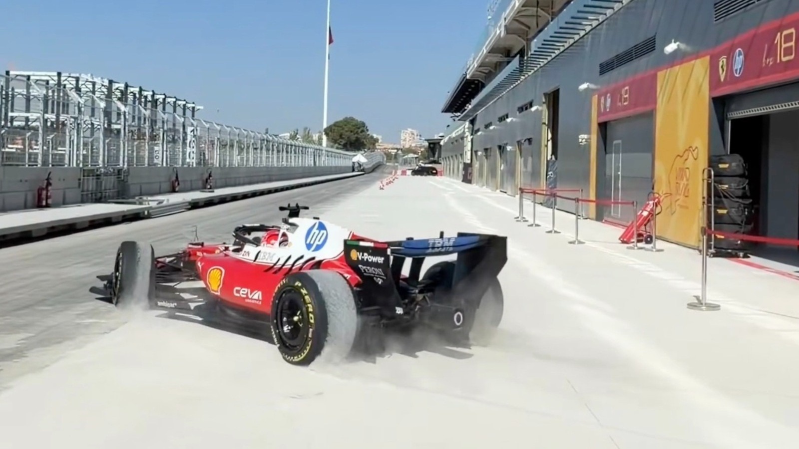  - Leclerc máris pályára gurult a Ferrarival az új madridi F1-es pályán (videó)