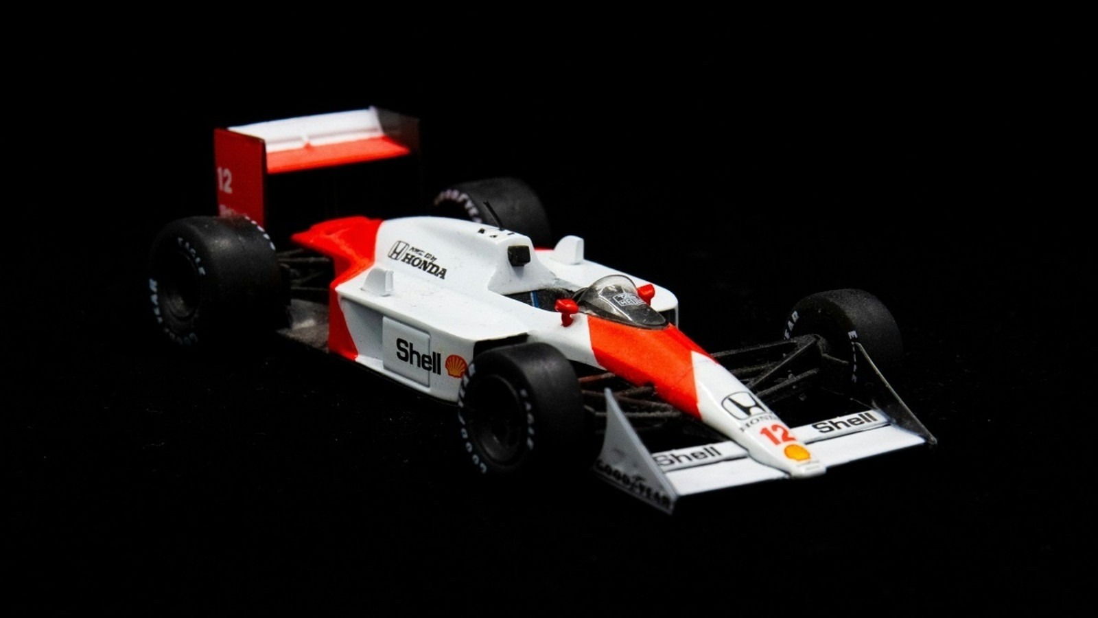 és - Csillagászati áron kelt el Ayrton Senna mogyoródi győztes sisakja