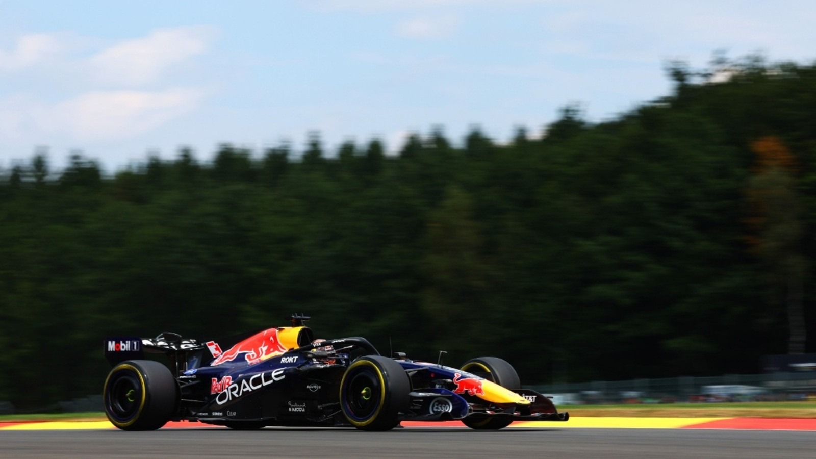  és  - A régi szárnnyal is Verstappen diktálta a tempót Spában, Ferrari 2-3 az első szabadedzésen