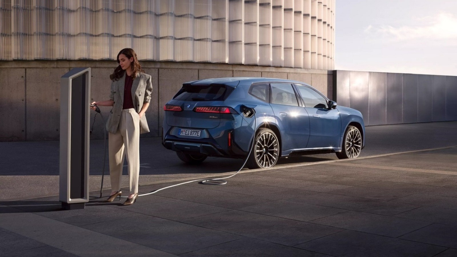 Nem engedi kiszállni az utasokat a veszélyes helyzetekben az új BMW iX3