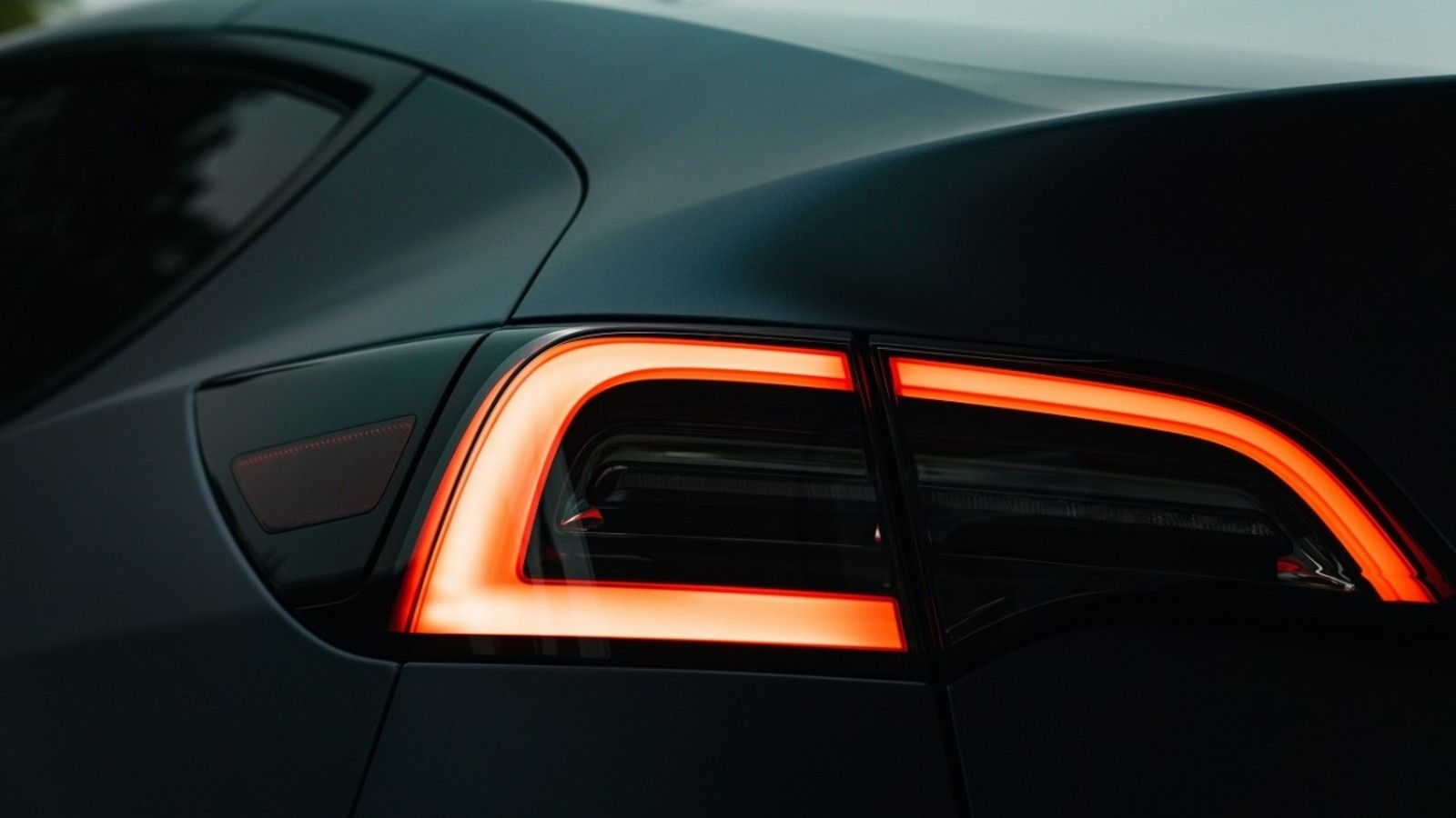 Egy Tesla átlagos dolgozójának 2,5 millió évre lenne szüksége ahhoz, hogy elérje Musk fizetését