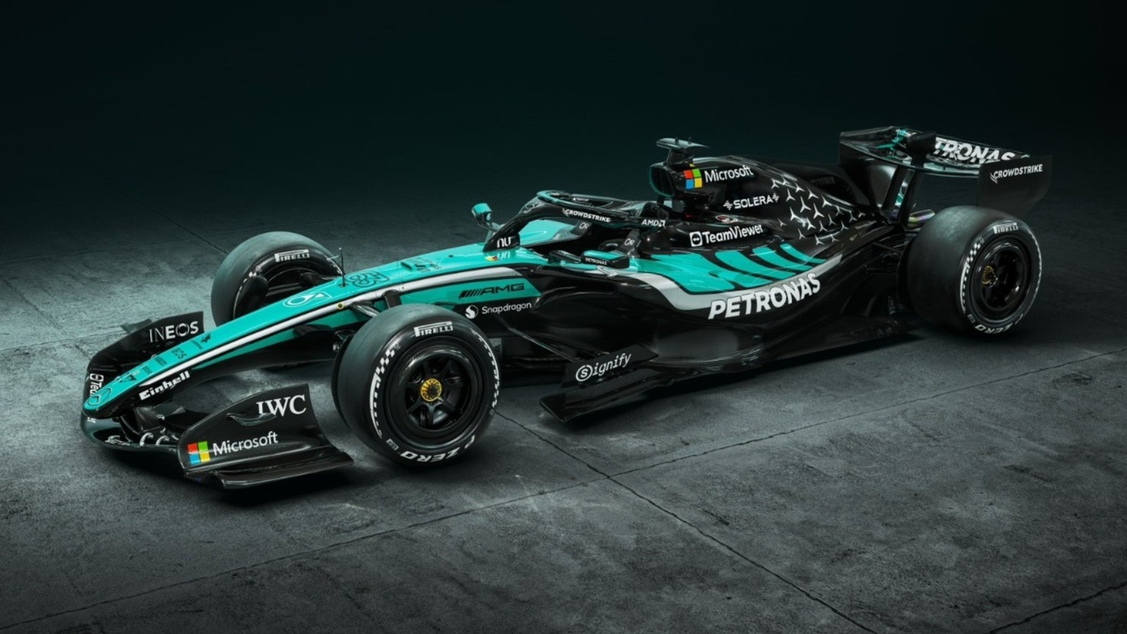  és  - Extra fotókon Antonelli és Russell Mercedesének új F1-es festése