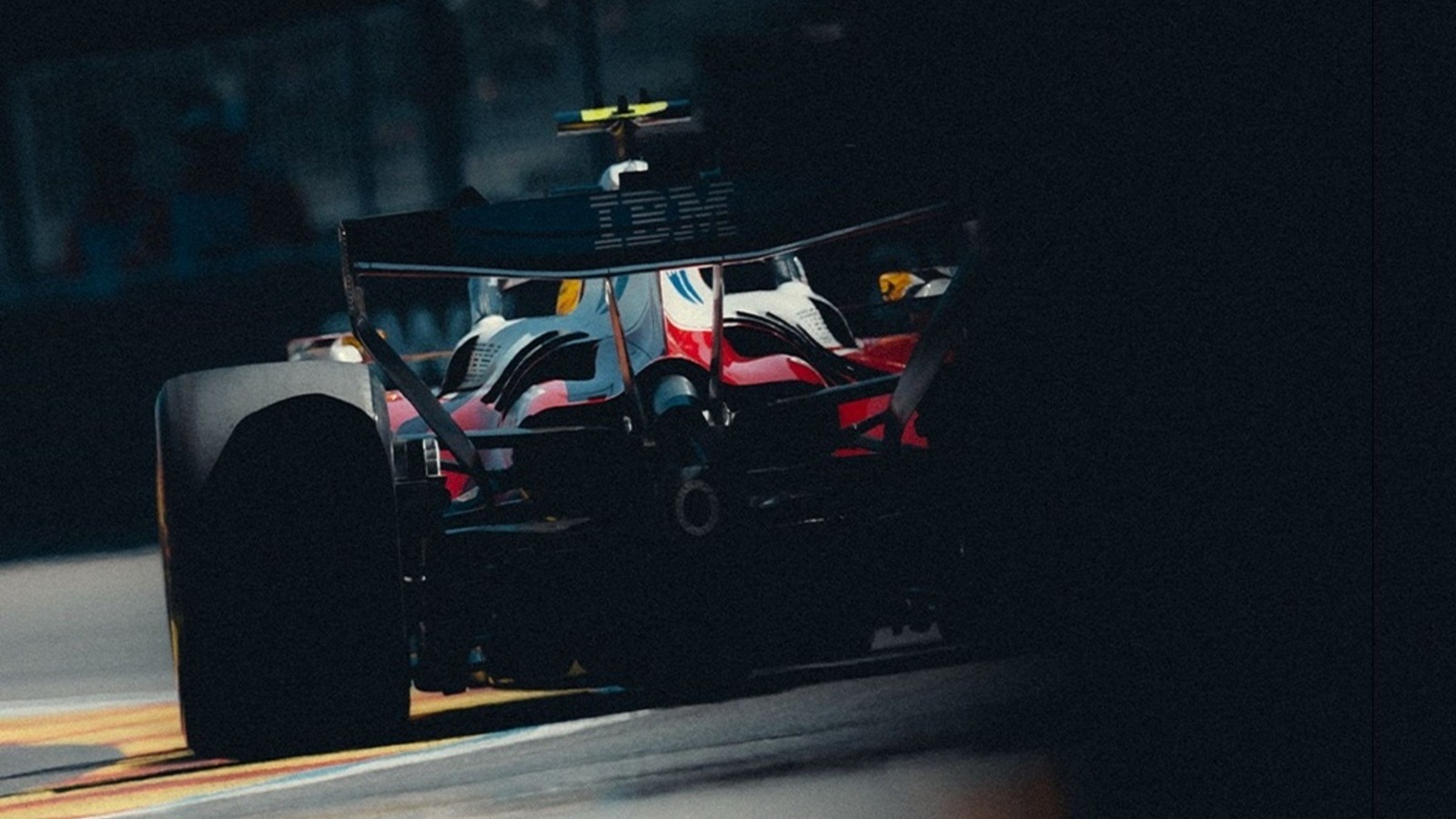  - A Ferrari csapatfőnöke is csak fogta a fejét Hamilton miatt – videón a jelenet