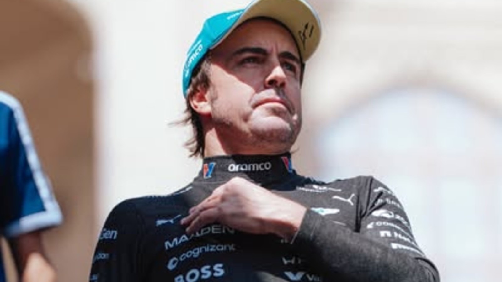  és  - Alonso tehetetlenül intett az őt megelőző riválisnak, mégis hosszabbított az Aston Martinnal