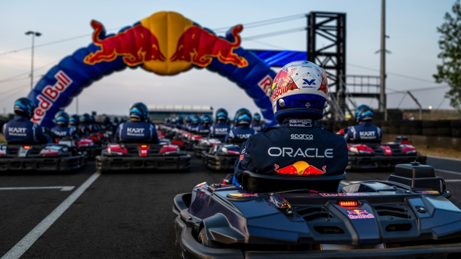  - Magyar YouTube-sztár is lesz Max Verstappen kihívói között a trükkös gokart-versenyen