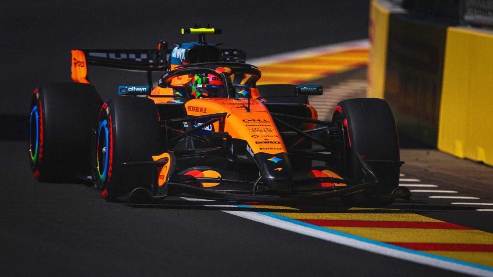 Norris sokkolta a mezőnyt a spanyol időmérőn – McLaren a pole-ban a Mercedes és a Red Bull előtt
