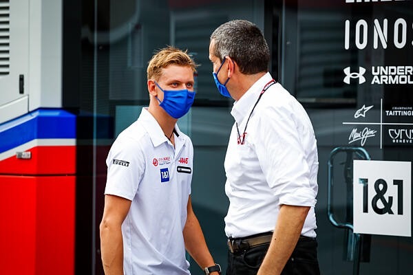 és - Érdekes választ adott Mick Schumacher, amikor Günther Steiner támogatásáról kérdezték