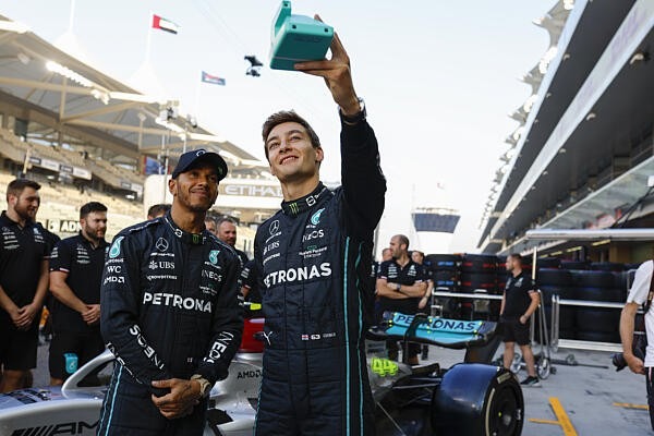 és - „Hamilton egóját általában egy utasszállító géppel hozzák be”