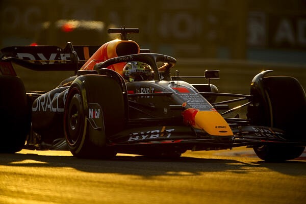  és  - Verstappen az élen az FP2-n Abu-Dzabiban, Russell a második!