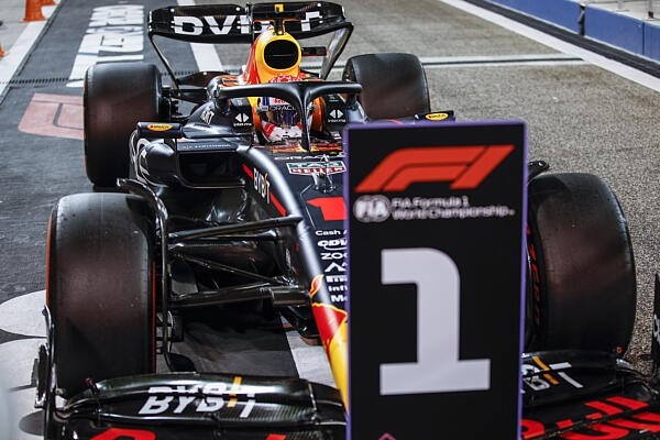 - Videón, ahogy Verstappen megszerzi az idei első pole pozíciót