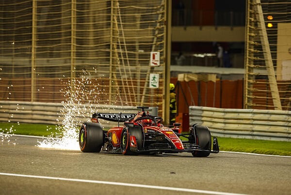  - Videón, ahogy megáll Charles Leclerc alatt a Ferrari