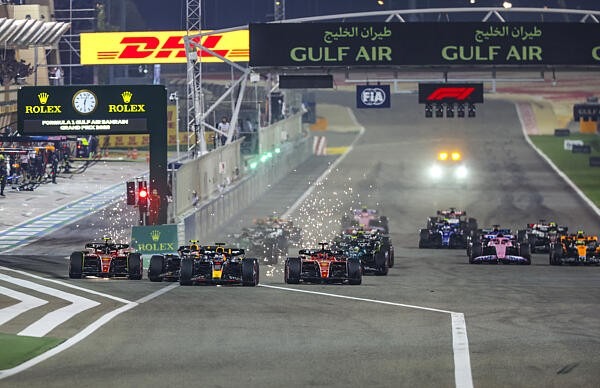 és  - Verstappen-győzelem a Bahreini Nagydíjon, Alonso a dobogón az újabb Ferrari-blama után