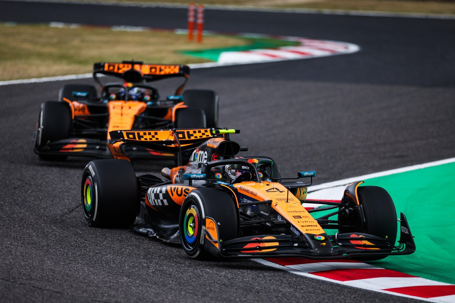  és  - Villeneuve bírálja a McLarent a Norrisszal kapcsolatos japán stratégia miatt