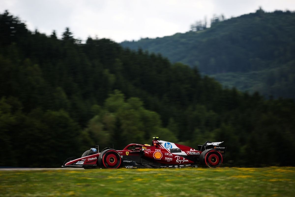  és  - Technikai rejtély a Ferrarinál: Hamilton ötször kényszerült a bokszba az első szabadedzésen