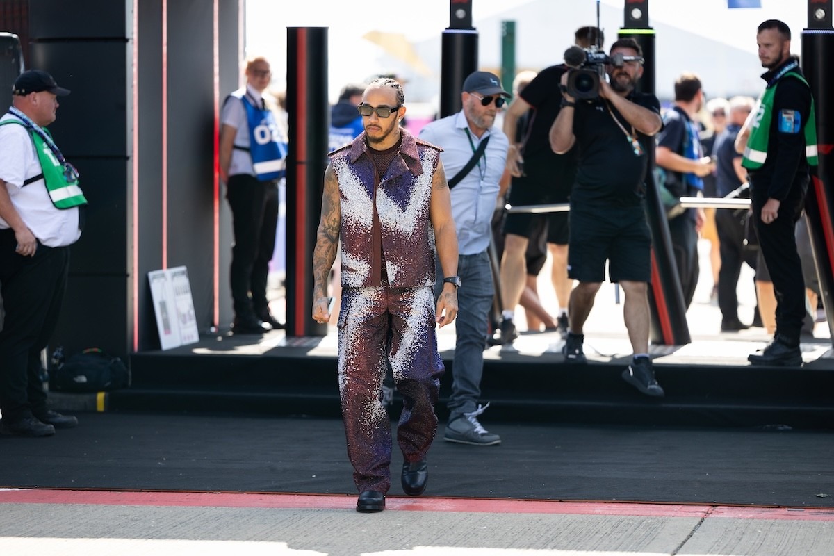 és - Hamilton rendet tenne Maranellóban, a Ferrari vezetőit is kérdőre vonta