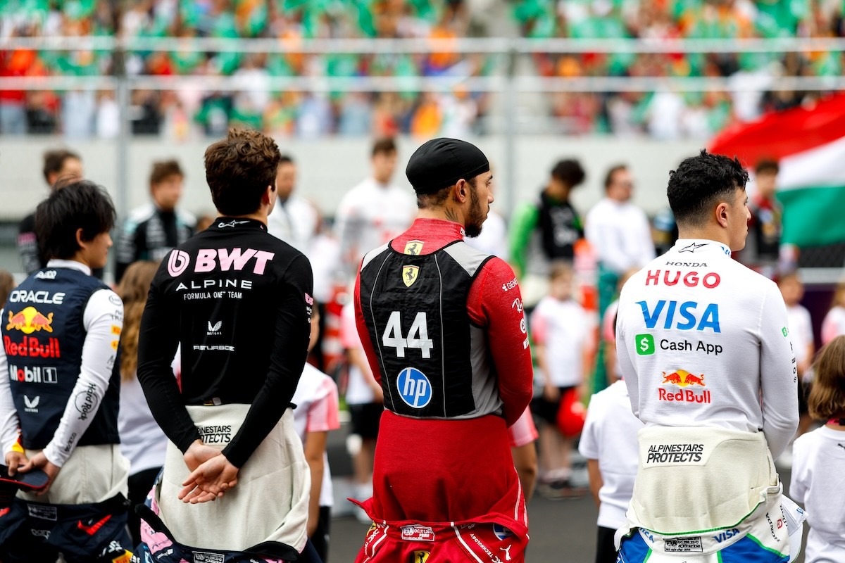 és - Hamilton “leépülése” komoly veszélyt jelenthet a Ferrarira