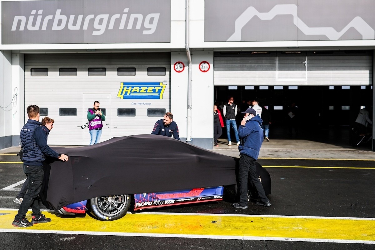  - Videón, ahogy Max Verstappen megteszi az első métereket a Porsche Cayman volánja mögött