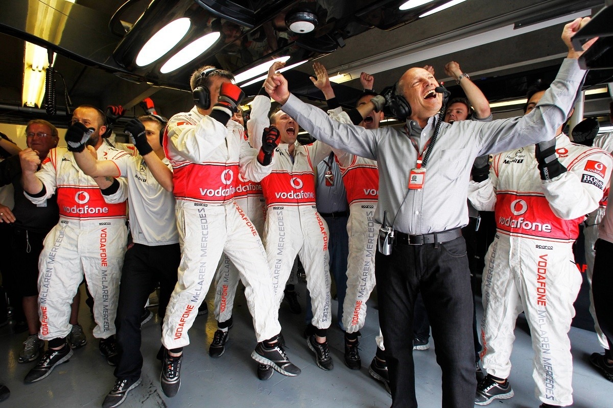 Ron Dennis hang nélkül követi a Forma-1-es közvetítéseket