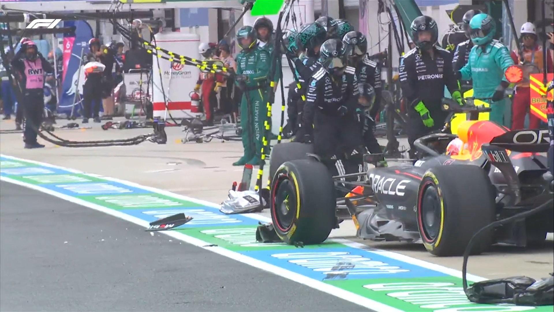  és  - Videó: Verstappen és Antonelli bizarr balesete a bokszutcában – nem maradt el a büntetés!