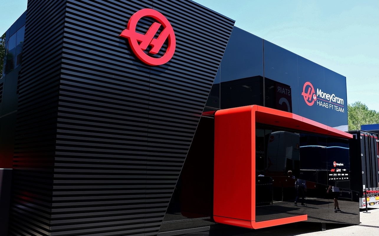 Látványos fejlesztéssel érkezett a Haas az európai F1-futamokra