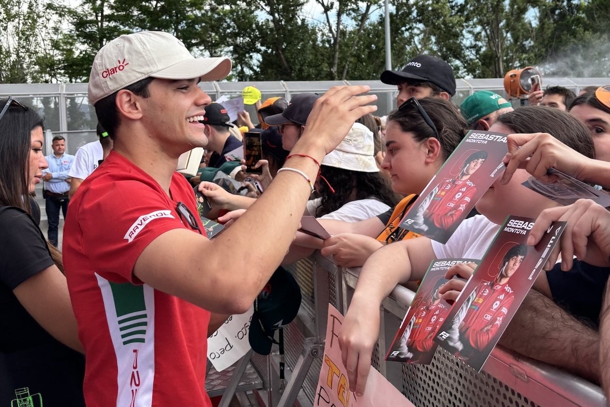  és  - Montoya fiát bosszantja, hogy bár minden újoncot legyőzött, őt nem keresik az F1-ből