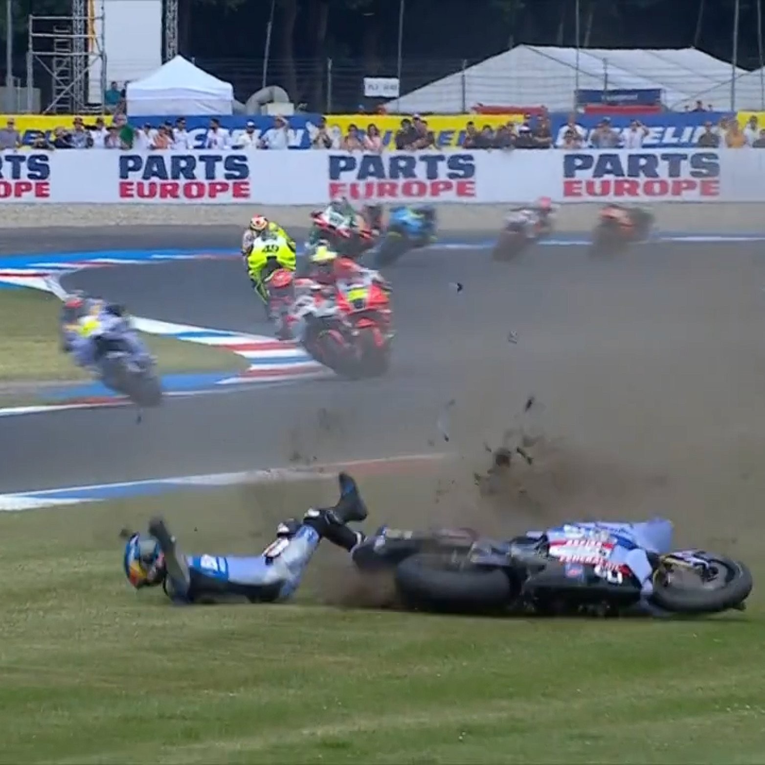  - Videón a baleset, amelyben Alex Marquez eltörte a bal kezét!