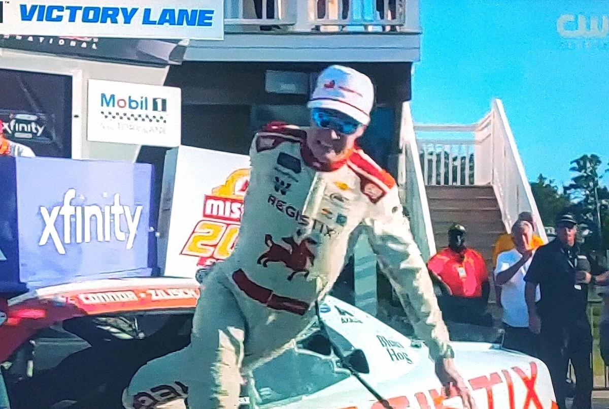 Ünneplés közben leesett az autója tetejéről, majd kulcscsonttörést szenvedett a Watkins Glen-i győztes (videó)