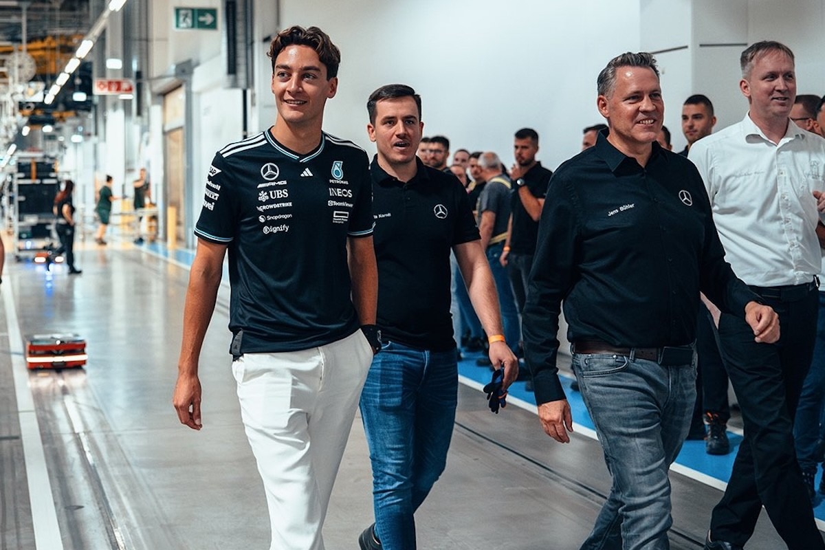 és - Russell szerint a Ferrari szándékosan lassította Leclerc-t, hogy elkerülje a kizárást