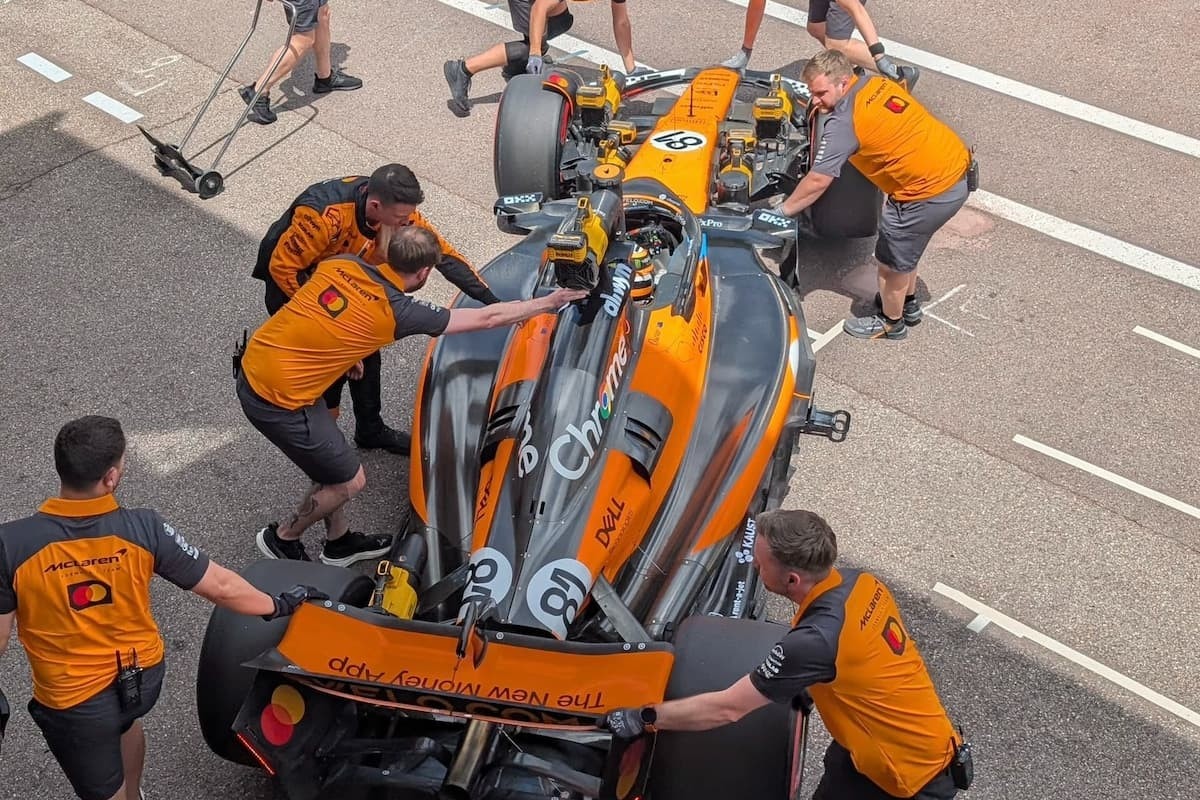  és  - Button szerint a McLaren házon belüli csatája pozitív hatással van a csapatra