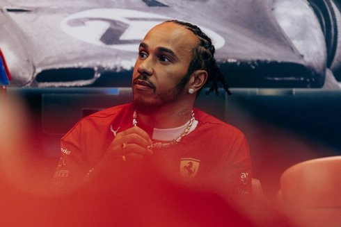 Ferrari - Hamilton karácsonyi meglepetéssel kedveskedett ezer Ferrari-alkalmazottnak