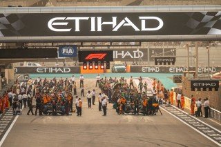 A rajt után 50 méterig minden pilóta magára marad – jön az új F1-es szabály!