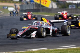 Szerény eredmények után balesettel ért véget a rali-világbajnok együléses debütálása (videó)