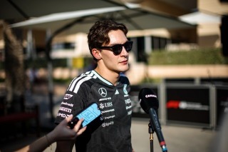 Mercedes - Russell keményen beleállt Verstappenékbe: manipulációval érték el Horner kirúgását?