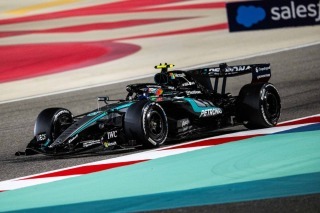 Mercedes - Bahreini teszt: A Mercedes uralta a zárónapot, a Ferrari alatt megállt a technika, az Aston Martin pedig mélyrepülésben