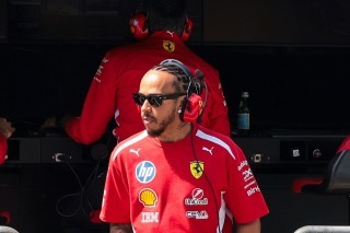 Ferrari - Hamilton hadat üzent a mezőnynek: vége a tavalyi rémálomnak (videó)