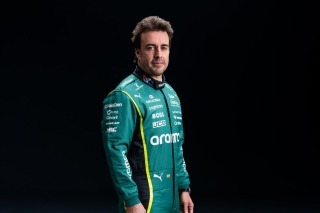 Az autóra még várnunk kell, de az Aston már bemutatta Alonsóék versenyzői ruháját